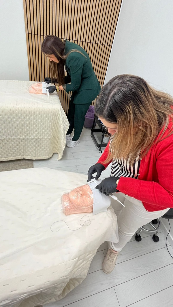 Alunas a praticar em pele sintética