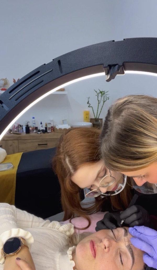 Aluna a realizar micropigmentação com supervisão